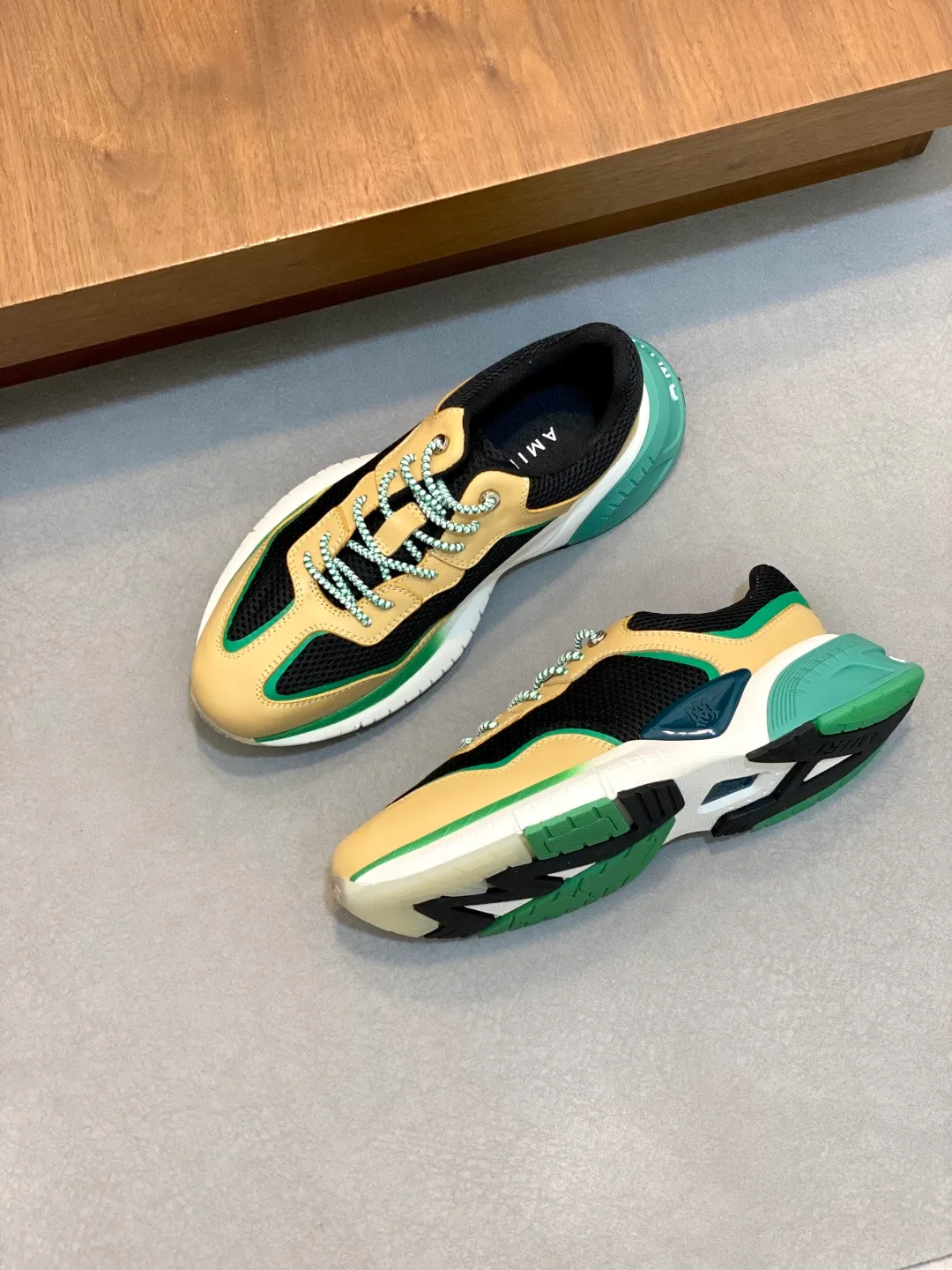 Men's shoes 💰740 AMIRI's new men's casual sports shoes, made of first-layer cowhide leather uppers and spliced ​​with original breathable mesh, rich in three-dimensionality, contrasting color design, simple style, fashionable and sporty, breathable mesh lining, original ultra-light outsole, a must-have item for daily leisure! Size: 38-45 (38, 45 customized)
